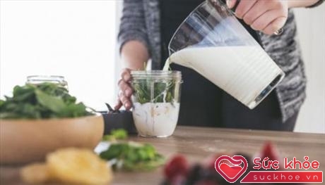 Sữa và các thực phẩm từ sữa, chẳng hạn như pho mát và sữa chua, là những nguồn canxi quan trọng cho xương chắc khỏe