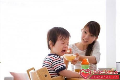 'Những bữa ăn chan nước mắt' là cụm từ được nhiều người sử dụng khi nói về các bữa ăn của trẻ em Việt