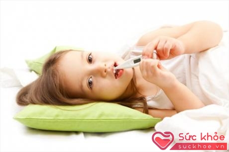 Trẻ con bị ốm thường hay có biểu hiện sốt (Ảnh minh họa: Internet)