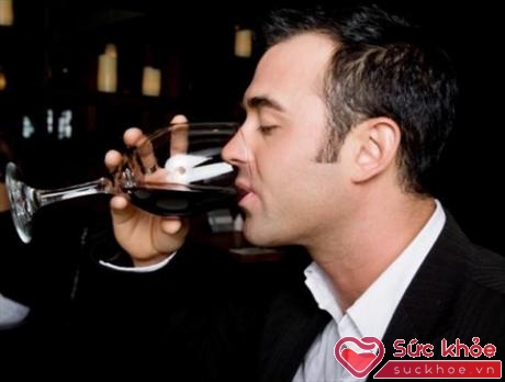 Uống rượu hay sử dụng các chất kích thích dễ dẫn đến tình trạng rối loạn cương dương (Ảnh minh họa: Internet)