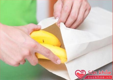 Cho hoa quả vào túi buộc miệng hơi lỏng một chút sẽ giúp hoa quả chín nhanh hơn.
