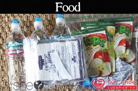 Nước và thức ăn nhỏ gọn, giàu năng lượng là không thể thiếu trong túi đồ khẩn cấp.