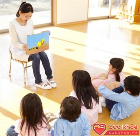 Các bé ở Nhật rất chăm chú khi cô giáo đọc truyện