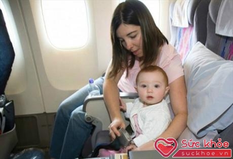 Mẹ cần trang bị những đồ dùng cần thiết khi cho trẻ đi máy bay (Ảnh minh họa: Internet)