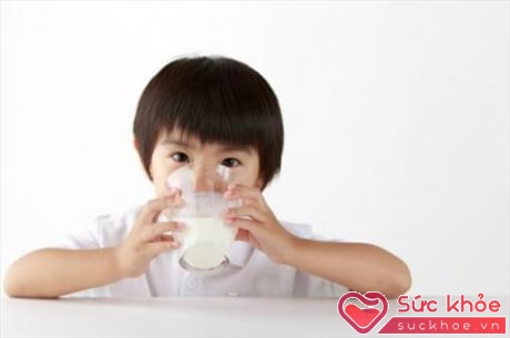 Trẻ trên một tuổi nên tập uống sữa bằng cốc thay vì bú bình để không ảnh hưởng tới răng (Ảnh minh họa: Internet)