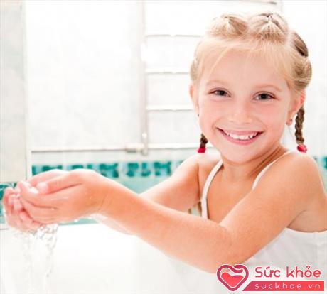 Bố mẹ cần dạy trẻ thói quen vệ sinh tay chân sạch sẽ trước và sau khi ăn