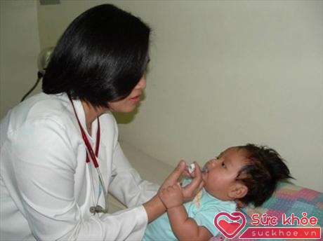 Cho trẻ uống vắc-xin là biện pháp phòng bệnh tiêu chảy do Rotavirrus hiệu quả nhất (Ảnh: H.Hà)