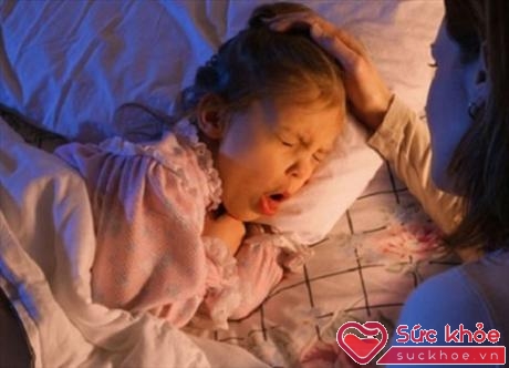 Ho dai dẳng kéo dài gây ảnh hưởng đến giấc ngủ của trẻ (Ảnh minh hoạ: Internet)