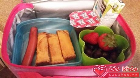 Mỗi ngày đi học, bé đem theo bữa ăn trưa và ăn phụ đơn giản với hoa quả, sữa chua, bánh mỳ hoặc hotdog