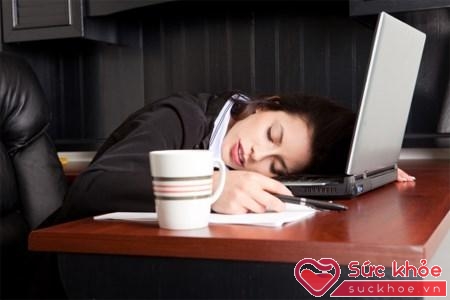 Một giấc ngủ ngắn trong khoảng 20 phút trong giờ nghỉ trưa có thể giúp bạn tỉnh táo hơn hẳn trong buổi chiều.