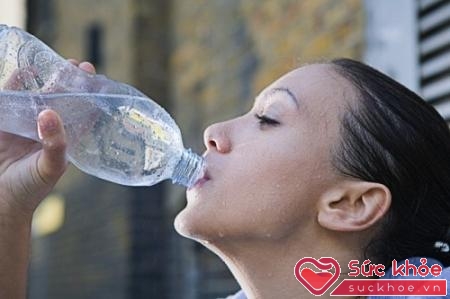 Tác hại của việc uống nhiều nước trước khi đi ngủ đầu tiên phải kể đến đó là khiến bạn phải đi tiểu nhiều