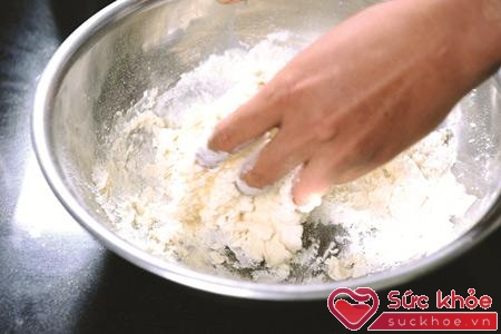 Hãy cho vào bột khô ít muối rồi trộn đều trước, sau đó mới đổ nước vào nhào, bột sẽ mịn màng