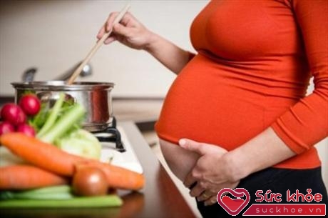 Tăng cường thực phẩm có vitamin, hạn chế thức ăn mặn và nhiều mỡ rất cần thiết cho bà bầu (Ảnh: Internet)