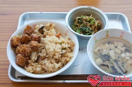 Một khẩu phần ăn đầy đủ dinh dưỡng cho bữa trưa ở trường Hirayama kèm theo một phần sữa nhỏ