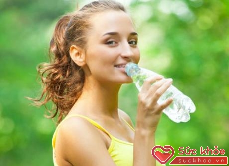 Nạp đủ nước giúp cơ thể điều chỉnh nhiệt độ, nhịp tim và sự trao đổi chất