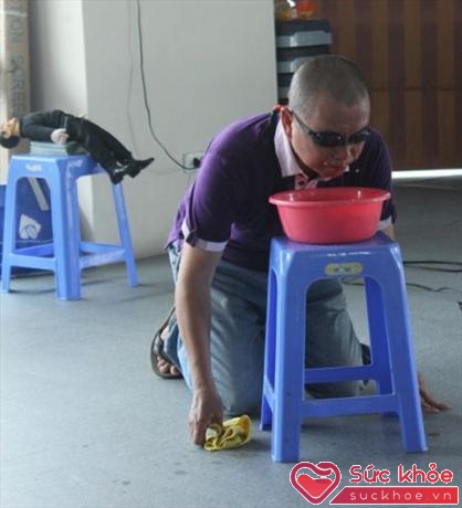 Tiến sĩ Phạm Anh Tuấn hướng dẫn bố mẹ cách cùng con chơi trò ngụp mặt trong ca nước để tập thở khi bơi. Ảnh: MT