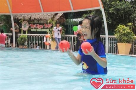 Các bậc phụ huynh có thể cho con tham gia các lớp học bơi, năng khiếu trong dịp hè.