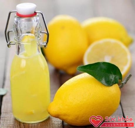 Trong quả chanh có chứa một hàm lượng axit citric khá lớn, có công dụng rất tốt trong việc tiêu diệt vi khuẩn và kiểm soát lượng mồ hôi dưới cánh tay