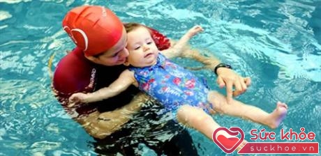 Những trò chơi trong nước sẽ giúp bé tự tin học bơi hơn. (Ảnh minh họa: Internet)