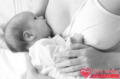 Những trẻ mắc chứng rối loạn chuyển hóa lipid không được phép bú sữa mẹ. (Ảnh minh họa: Internet)
