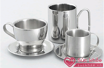 Thói quen uống nước bằng cốc kim loại giữ nhiệt có thể gây hại cho sức khỏe