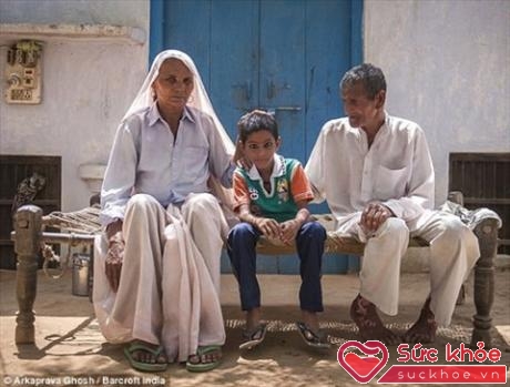 Bà mẹ Ấn Độ bất chấp khó khăn về kinh tế và sức khỏe để sinh con ở tuổi 70 và trở thành bà mẹ già nhất thế giới