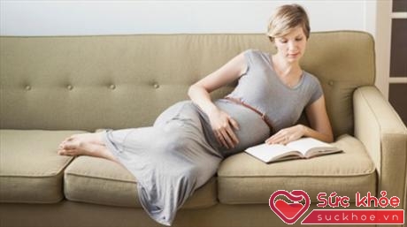 Đọc sách cho thai nhi đòi hỏi sự kiên nhẫn của mẹ bầu (Ảnh: Internet)