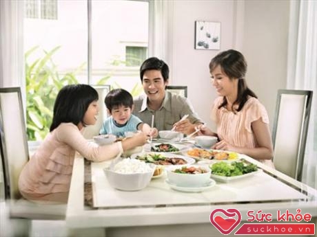 Ăn cùng bữa với gia đình là cách tốt để trẻ có thói quen ăn uống tốt 