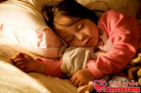 Đèn ngủ gây nhiều nguy hại đối với sức khỏe và sự phát triển của trẻ – Ảnh Internet