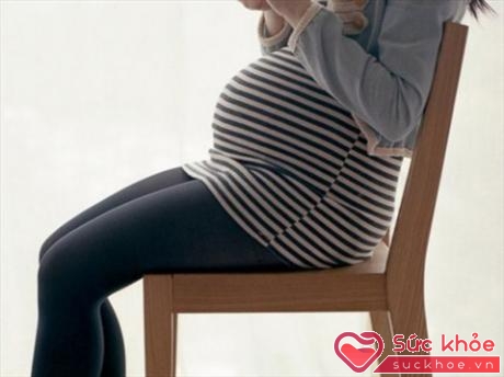 Khi mang thai, mẹ không nên ngồi bắt chéo chân, ngồi chùng lưng, thõng vai hay ngồi không có chỗ tựa