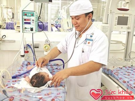 TS.BS.Vũ Tề Đăng đang thăm khám cho một trẻ sơ sinh (Ảnh: Nguyễn Hưng)