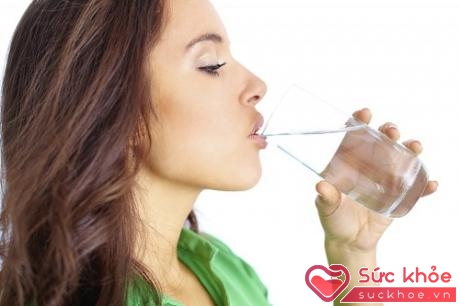 Uống nhiều nước giúp niêm mạc duy trì được một độ ẩm cần thiết