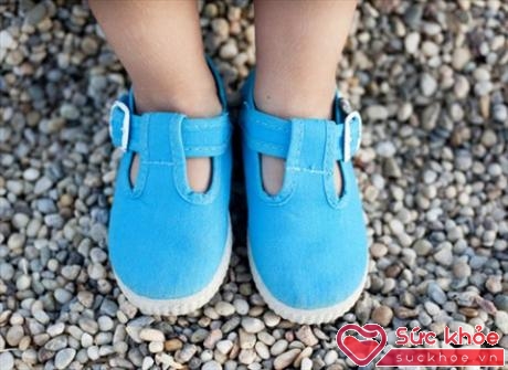 Chọn giày dép phù hợp rất quan trọng với trẻ, đặc biệt là trẻ đang tập đi