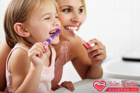 Cha mẹ nên dạy trẻ cách vệ sinh răng miệng đúng cách ngay từ nhỏ (Ảnh: Internet)
