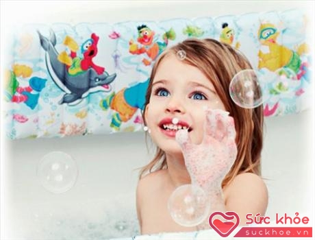 ​Không dùng nước quá nóng tắm cho trẻ, nên tắm cho trẻ nhiệt độ từ 33 - 36oC