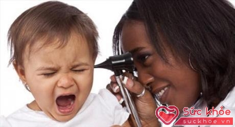 Khám tai cho trẻ nhỏ để phát hiện bệnh sớm (Ảnh: Internet)