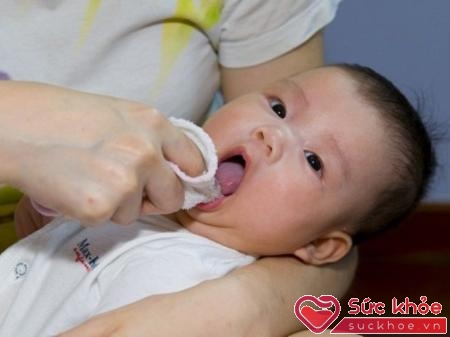 Vệ sinh miệng sạch sẽ giúp phòng ngừa lưỡi bé bị đóng trắng. (Ảnh minh họa)