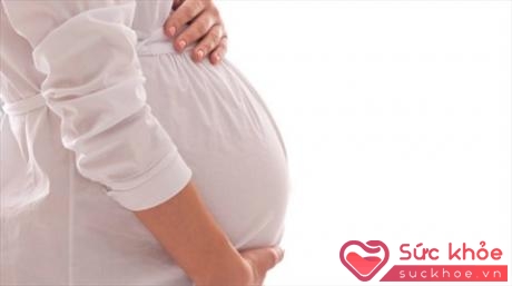 Xoa bụng bầu có nguy cơ gây sảy thai (Ảnh: Internet)