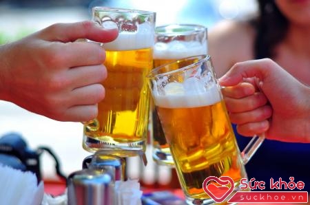 Rượu, bia và đồ uống có gas gây kích thích và ăn mòn lớp nhầy lót dạ dày