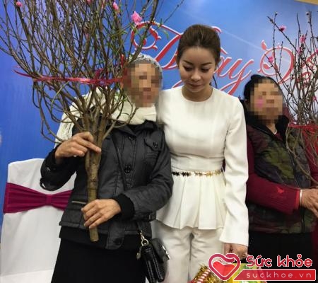 Hoa hậu Hải Dương tặng cành đào cho những người phụ nữ được trở về từ Trung Quốc
