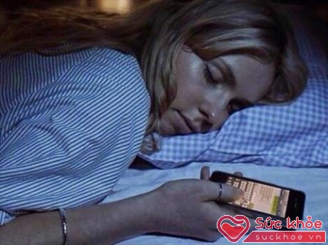Thói quen sử dụng điện thoại hoặc máy tính vào ban đêm có thể gây rối loạn giấc ngủ 