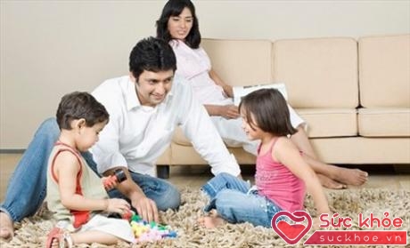 Bố mẹ nên dành thời gian cho trẻ vừa để gắn kết tình cảm vừa đảm bảo an toàn tính mạng cho trẻ