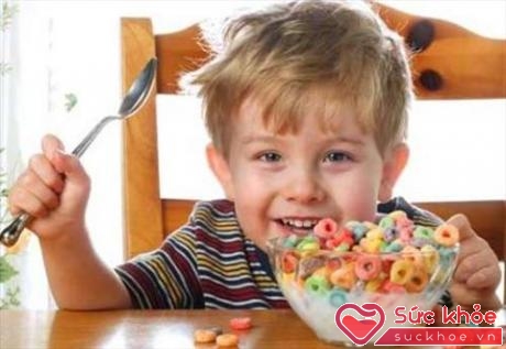 Ngày Tết có rất nhiều đồ ăn không tốt cho hệ tiêu hóa của trẻ 