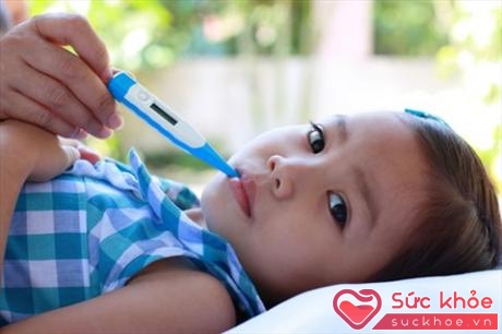 Hạ sốt cho trẻ nhỏ phải đặc biệt lưu ý dùng các biện pháp an toàn