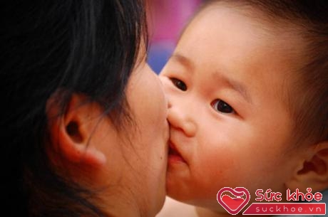 Trẻ sơ sinh có thể tử vong vì những nụ hôn của người lớn!