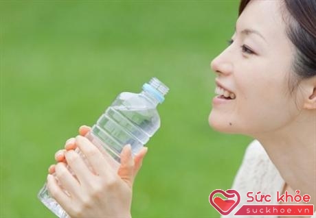 Uống nhiều nước giúp đào thải chất độc trong gan 