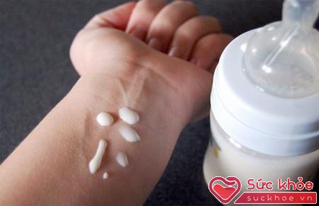 Nhỏ vài giọt sữa lên mặt trong cổ tay để kiểm tra nhiệt độ xem vừa chưa. Ảnh minh họa