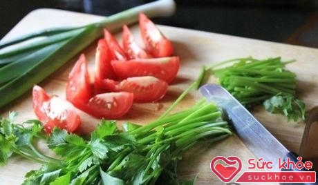 Nếu muốn hâm lại món chứa cần tây, bạn hãy loại bỏ hết loại rau này trong món ăn trước khi tác động nhiệt