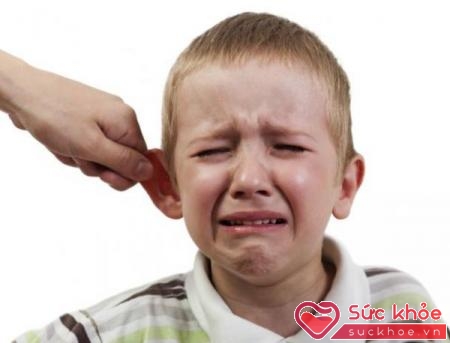 Phạt con bằng cách véo tai là cách dạy con sai lầm và gây ảnh hưởng cực lớn cho sức khỏe.