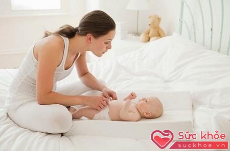 Chỉ sử dụng khăn để lau một bề mặt duy nhất, tránh dùng khăn ướt lau kĩ và sâu bên trong bộ phận sinh dục của bé